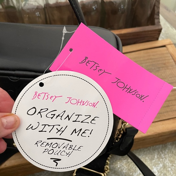 Betsey Johnson “ORGANIZE WITH ME” Removable Pouch Black XOBright
Crossbody bag - Picture 6 of 12